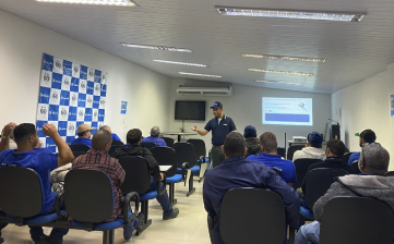 Colaboradores da Transporte Excelsior recebem instruções no Treinamento Top Drive Iveco