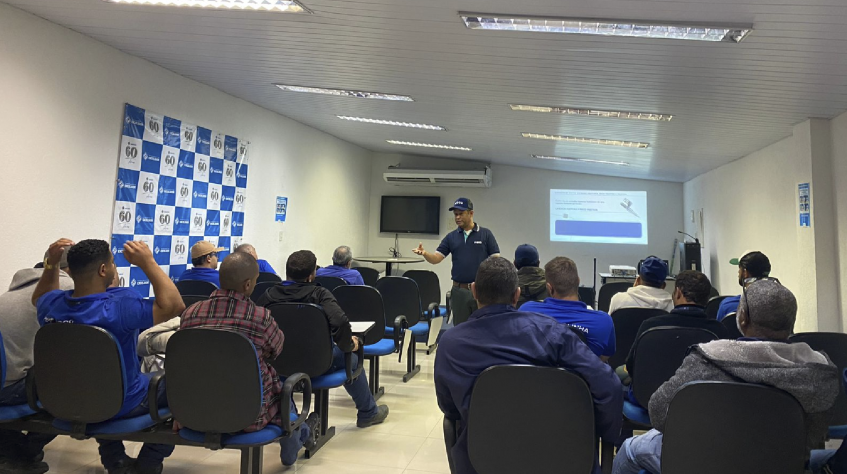 Colaboradores da Transporte Excelsior recebem instruções no Treinamento Top Drive Iveco