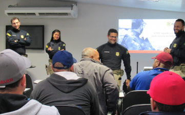 Agentes da Polícia Rodoviária Federal realizam campanha de segurança no trânsito na Transporte Excelsior