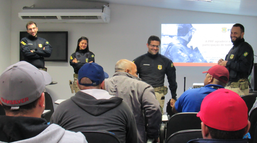 Agentes da Polícia Rodoviária Federal realizam campanha de segurança no trânsito na Transporte Excelsior