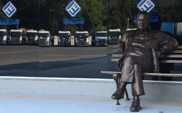 Transporte Excelsior instala estátua no Centro Corporativo em Homenagem ao Presidente Sérgio Loureiro