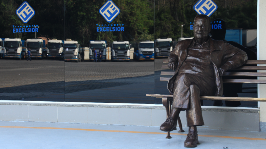 Transporte Excelsior instala estátua no Centro Corporativo em Homenagem ao Presidente Sérgio Loureiro